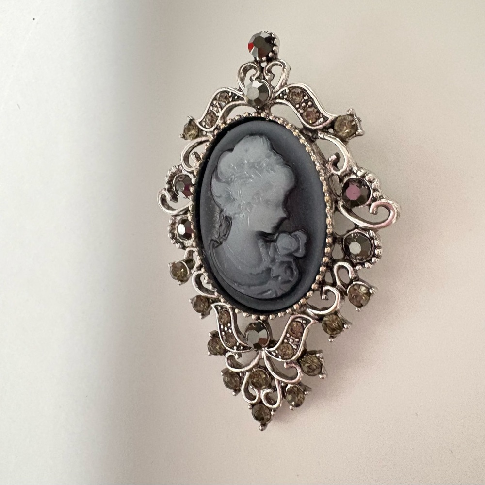 Elegant Silver tone vintage inspired Black Cameo Brooch - Picture 2 of 4
